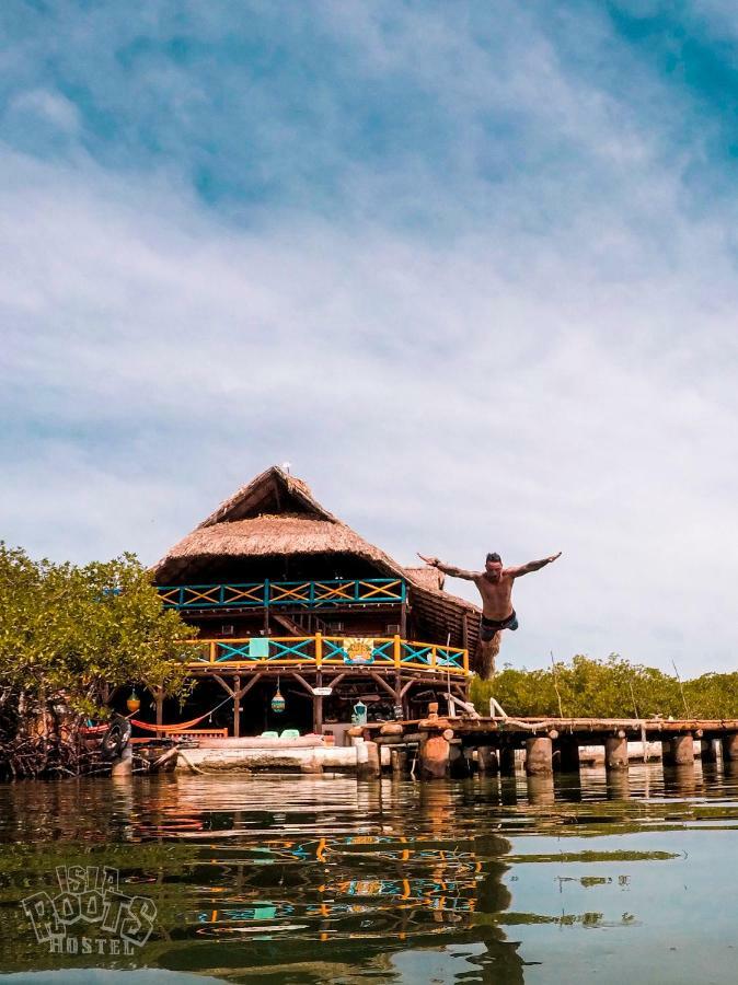 Isla Roots Hostel Tintipan Island